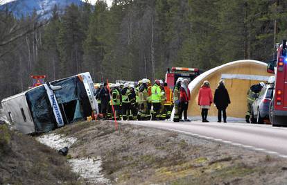 Tragedija: Prevrnuo se autobus  pun školaraca, troje poginulih
