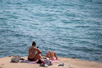 FOTO Ne pada ispod 35°C! Kraj je kolovoza, plaže i dalje pune