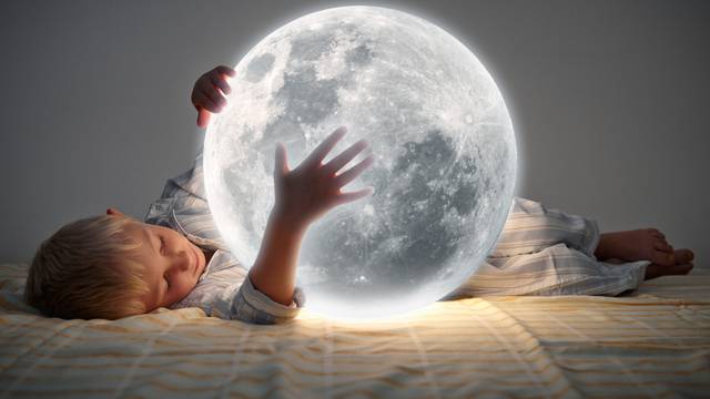 Kind mit Mond im Bett