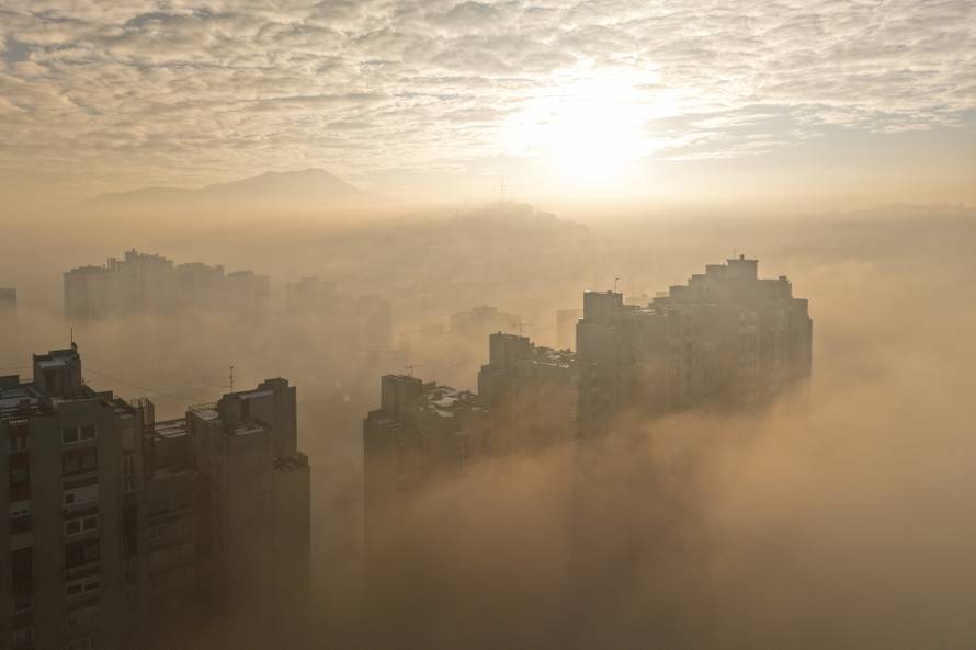 Pogled iz zraka na Sarajevo obavijeno maglom i smogom