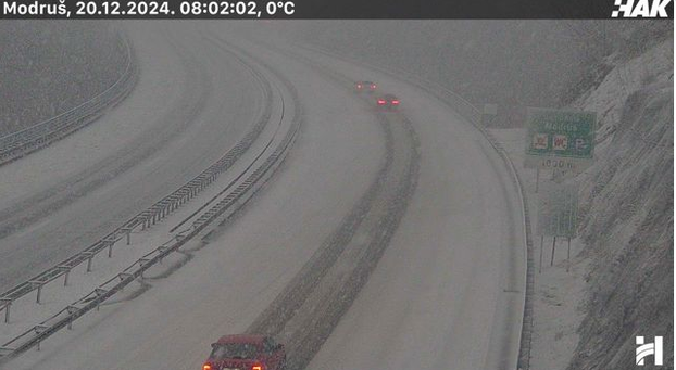 FOTO Ovako izgledaju autoceste jutros, sve pod snijegom. Nema pravca za kamione prema Istri