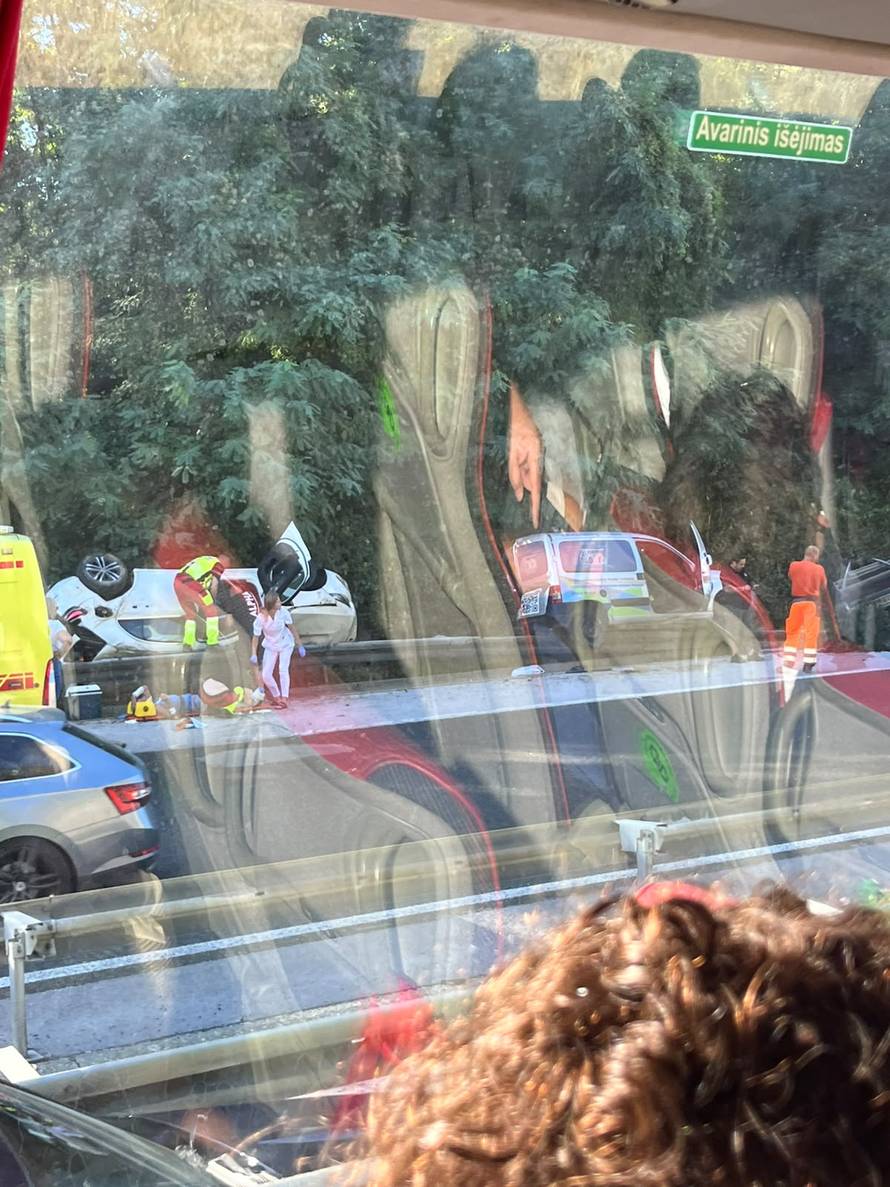 FOTO Strašna nesreća na A1 kod Bosiljeva: 'Auto je na krovu'