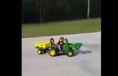 Dječak zaspao na malom traktoru i nastavio se voziti