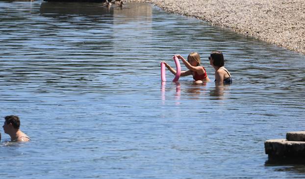Zagreb: Građani osvježenje potražili na Jarunskom jezeru