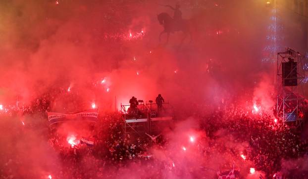 Prava ludnica vlada na Jelačićevom trgu, Vatreni krenuli prema Trgu