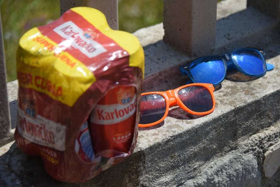 Prikolica puna maturanata prevrnula se kod Labina