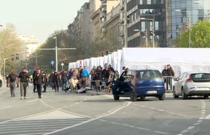 VIDEO Bijeli šatori osvanuli kraj Skupštine u Beogradu, napali novinarku koja ih je snimala
