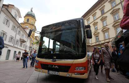 Ni plaća ni vozača: Zbog manjka vozača autobusa ukinuli brojne linije, a putnici su ogorčeni...