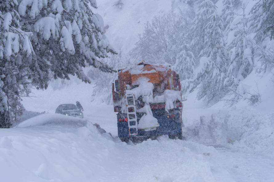 U Vrhovinama i Babinom Potoku palo je oko 50 do 80 cm snijega 