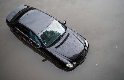 Što učiniti nakon što su vam obilne kiše poplavile automobil