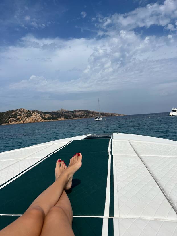 FOTO Fali li kome Liga prvaka? Ljubiteljica Hajduka ne može sakriti bujne obline na jahti...