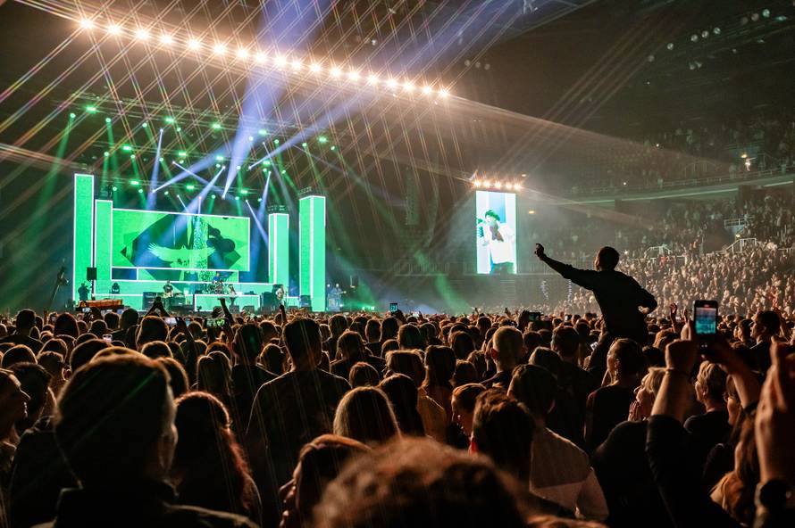 Plavi orkestar u Areni Zagreb je pokazao svu moć glazbe: Mlado i staro pjevalo uglas kao jedno!