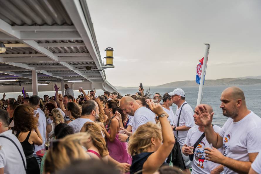 Split: Koncert u čast Oliveru Dragojeviću  na trajektu za Velu Luku