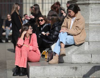 Sunčana subota u Zagrebu izmamila građane na Cvjetni trg