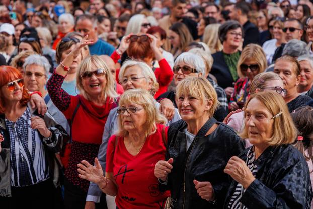 Split: Građani se okupili u spomen na Halida Bešlića na gradskoj Pjaci