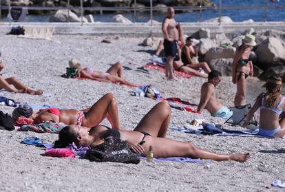 Ma kakva jesen?! Drugi je dan listopada, a plaže u Dubrovniku i Splitu nakrcane su kupačima