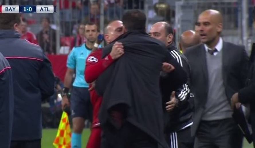 Srušio Bayern, ulovio Riberyja za vrat i udario svog djelatnika