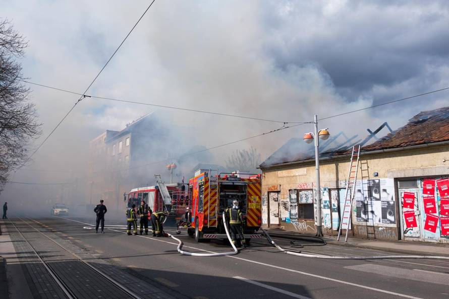 U gašenju požara u Zagrebu ozlijeđena dvojica vatrogasaca