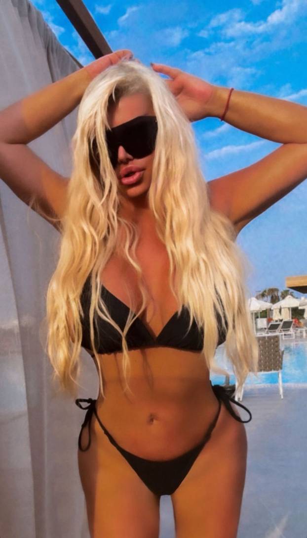 Vrući kadrovi srpske pjevačice: Ljetuje u Grčkoj, u Areni Zagreb dobila spermu od lososa za dar