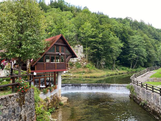 Pri posjeti Kamačniku, na samom ušću nalazi se i Bistro Kamačnik, gdje možete uživati u gastronomiji ovog područja i autohtonim okusima koje pruža