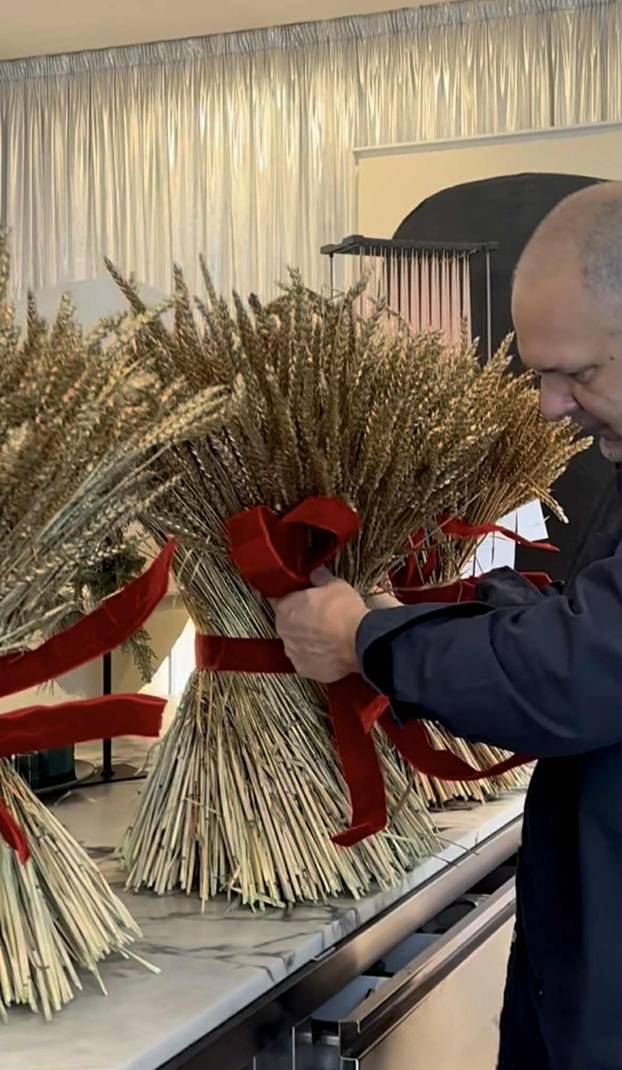 FOTO Šekoranjina blagdanska čarolija: Tihi dekor u izlozima i hotelima je pravi spektakl