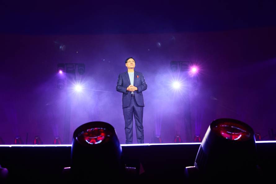 Ovaj laptop ima ekran koji se savija i može vas pratiti po sobi