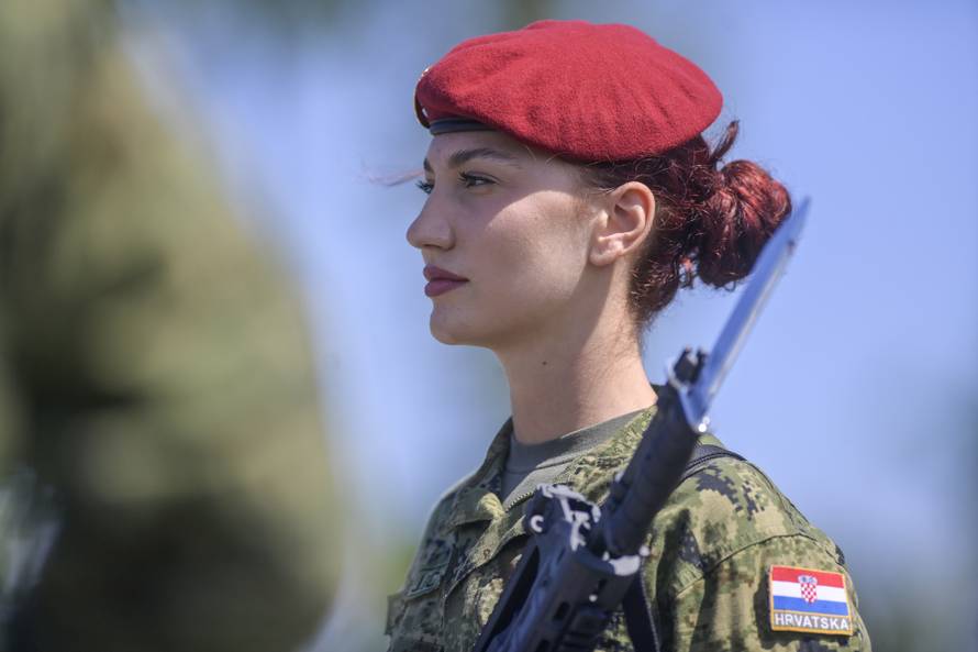 Velika Gorica: Uvježbavanje pješačkih postroja Hrvatske vojske za svečani vojni mimohod