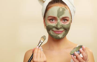 Prirodna maska od gline odlična je protiv mitesera i čisti kožu