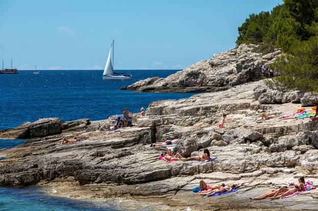 Pula: Tek malobrojni turisti uživali u kupanju i boravku uz more na prvi dan ljeta
