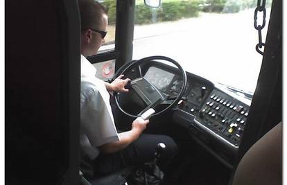 Vozač busa u vožnji na autocesti slao SMS-ove