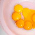 Neki žumanjci su blijedi, a neki jarko narančasti: Znate li zašto?