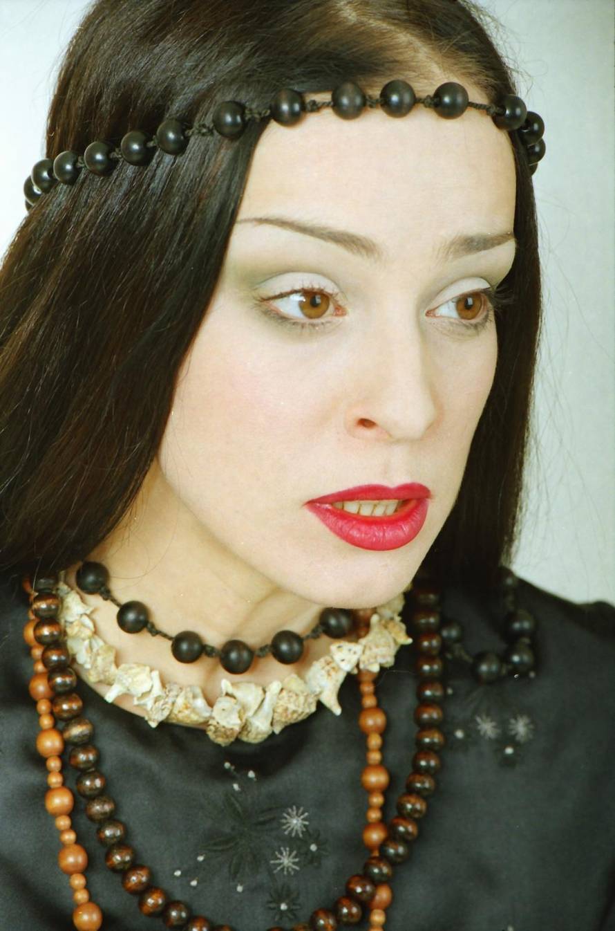 Nakon nesretnih ljubavi je sve napustila i otišla u samostan...