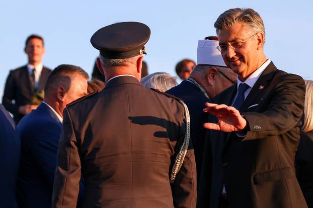 Zagreb: Uzvanici iz lože prate svečani vojni mimohod u povodu 30. obljetnice VRO Oluja