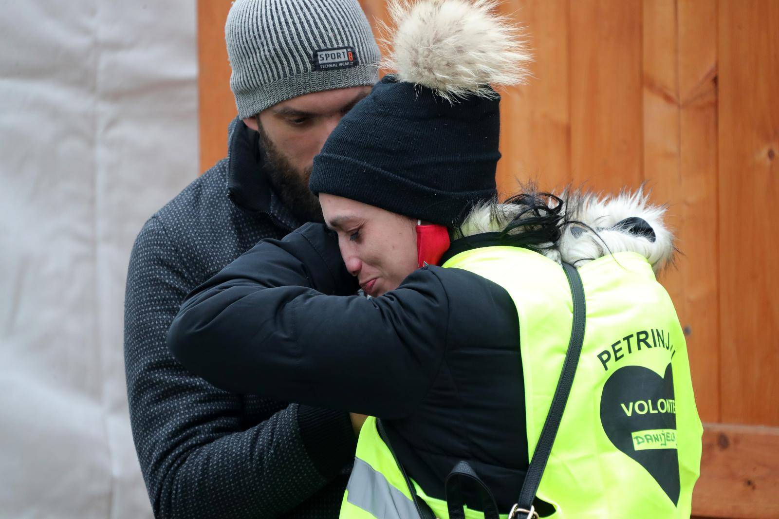 Petrinja: Mladić pružio podršku uplakanoj djevojci koja volontira u snaciji potresom uništenog grada