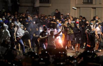 Policija i prosvjednici borili se šest sati: Pogledajte strašne snimke iz Beograda