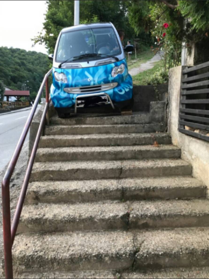 Srećom stradali su samo auti: Upss! Pa samo smo dodali gas