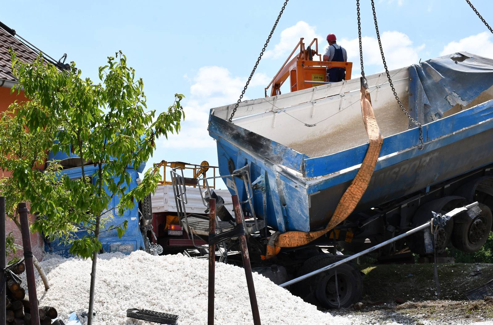 Omanovac: Kamion natovaren vapnom zabio se u obiteljsku kuću