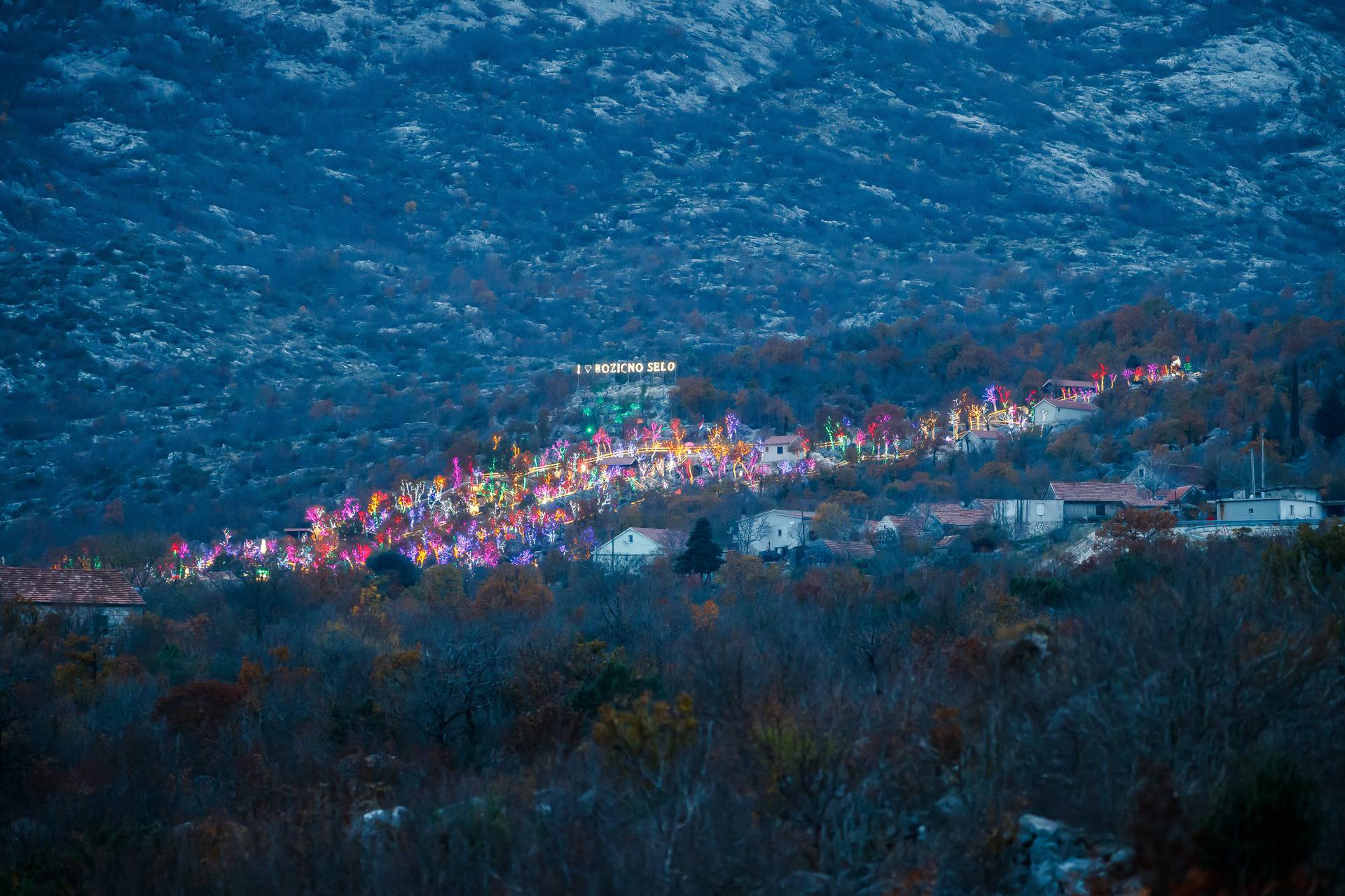 Čarobno Božićno selo u Gornjem Dolcu osvjetljava više od 3 milijuna lampica