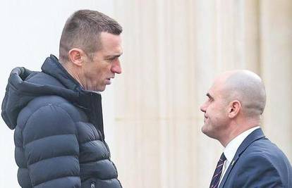 Većina je istodobno srušena i spašena. Domovinski pokret istodobno je na vlasti i u oporbi