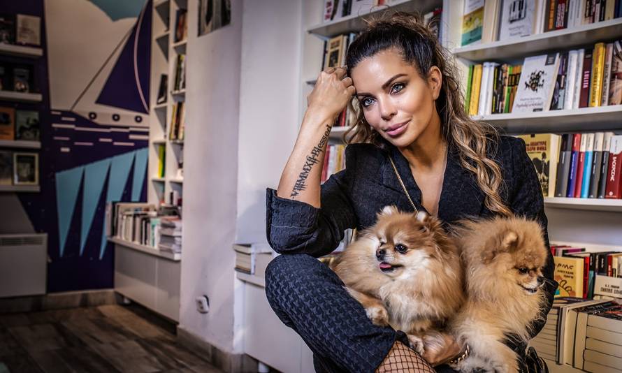 'Kada svijet spava': Pišek spas od toplih noći pronašla u moru