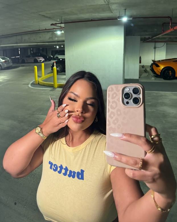 FOTO Bujna Gracie zavapila: Pa sjedala u automobilima trebaju biti veća! Ja se jedva uguram...