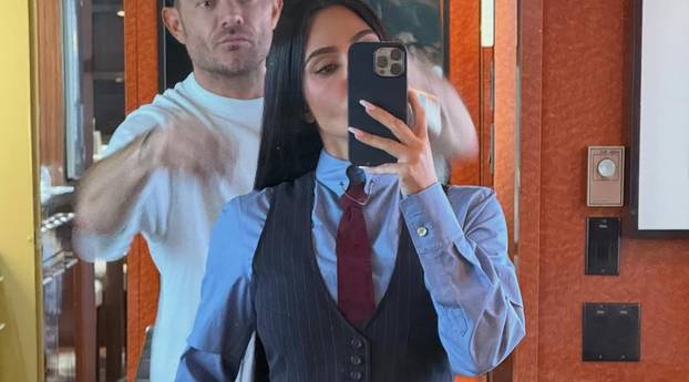 FOTO Kakva kombinacija, Kim! Poslovno sprijeda, a od iza - tanga koja viri. Pogledajte je!