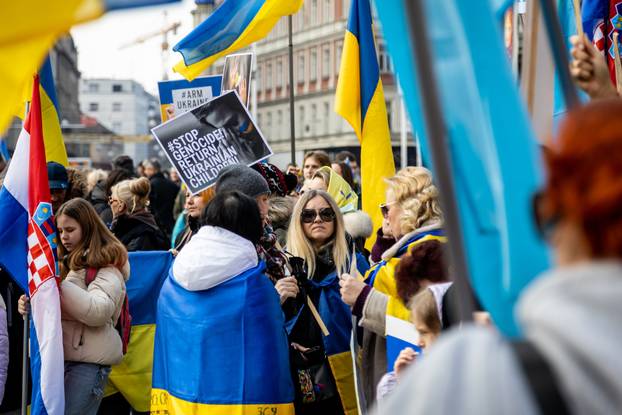 Zagreb: Skup podrške Ukrajini i ukrajinskom narodu na Trgu bana Josipa Jelačića