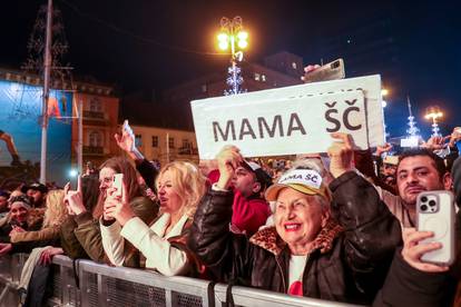 FOTO Doček Nove na Trgu bana Jelačića: DJ Mrle na mikseti, a u publici je i Marica Barišić s Vira