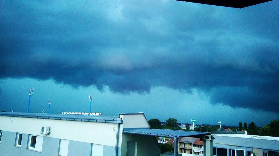 Nevrijeme rušilo stabla, nosilo krovove, kiša poplavila ulice