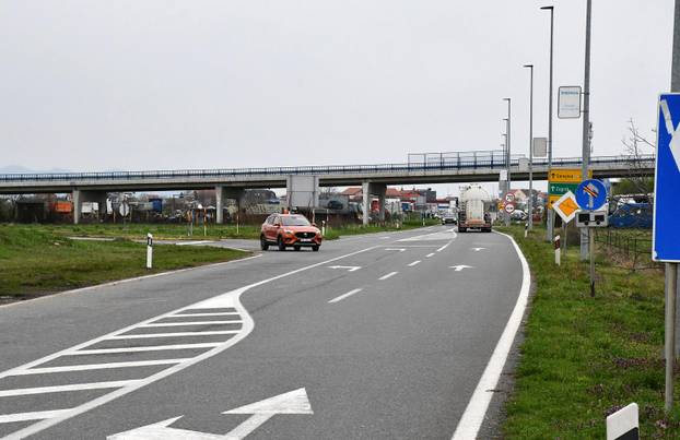 FOTO Tužni prizori u Sl. Brodu: Na mjestu gdje je poginulo dijete gori bijeli lampion...