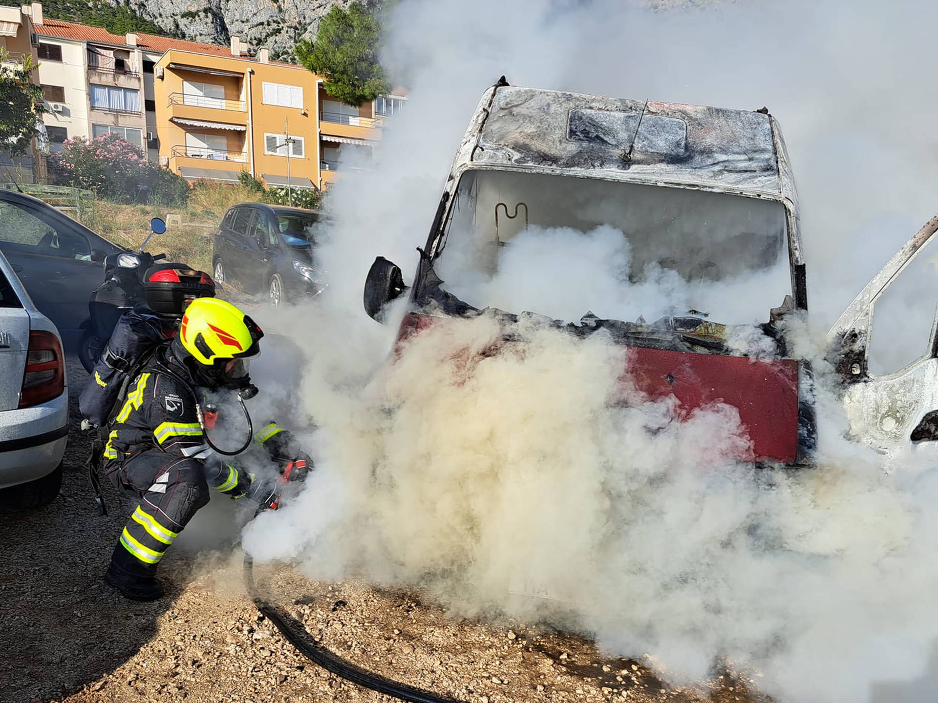 FOTO U Makarskoj su planula tri automobila, motocikl i minibus