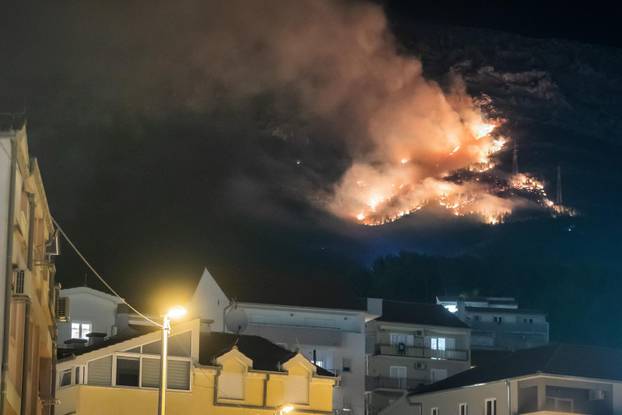 Solin: Šumski požar tijekom večeri buknuo je iznad Solina