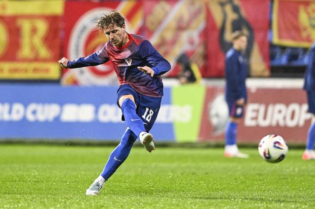 Podgorica: Zagrijavanje igrača prije početka utakmice Crna Gora - Hrvatska