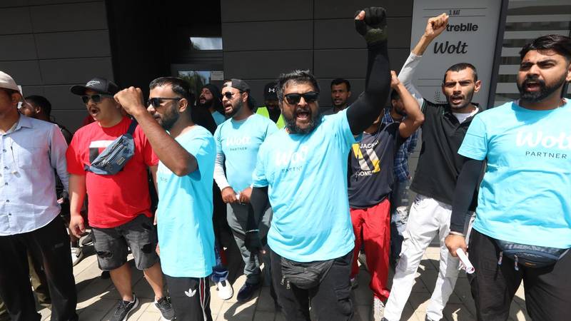 FOTO Nezadovoljni dostavljači Wolta ispred zgrade sjedišta u jedan glas viču: 'Sramite se!'